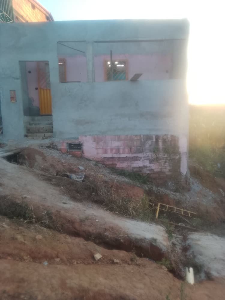 A mesma casa com reboco externo pronto