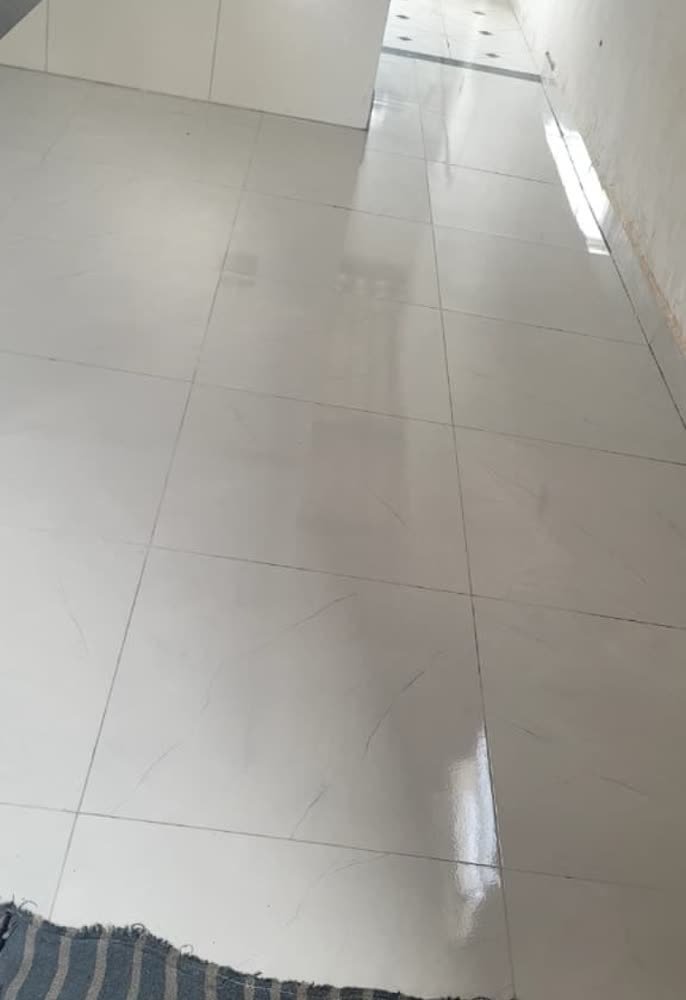 Piso de porcelanato branco polido em ambiente interno