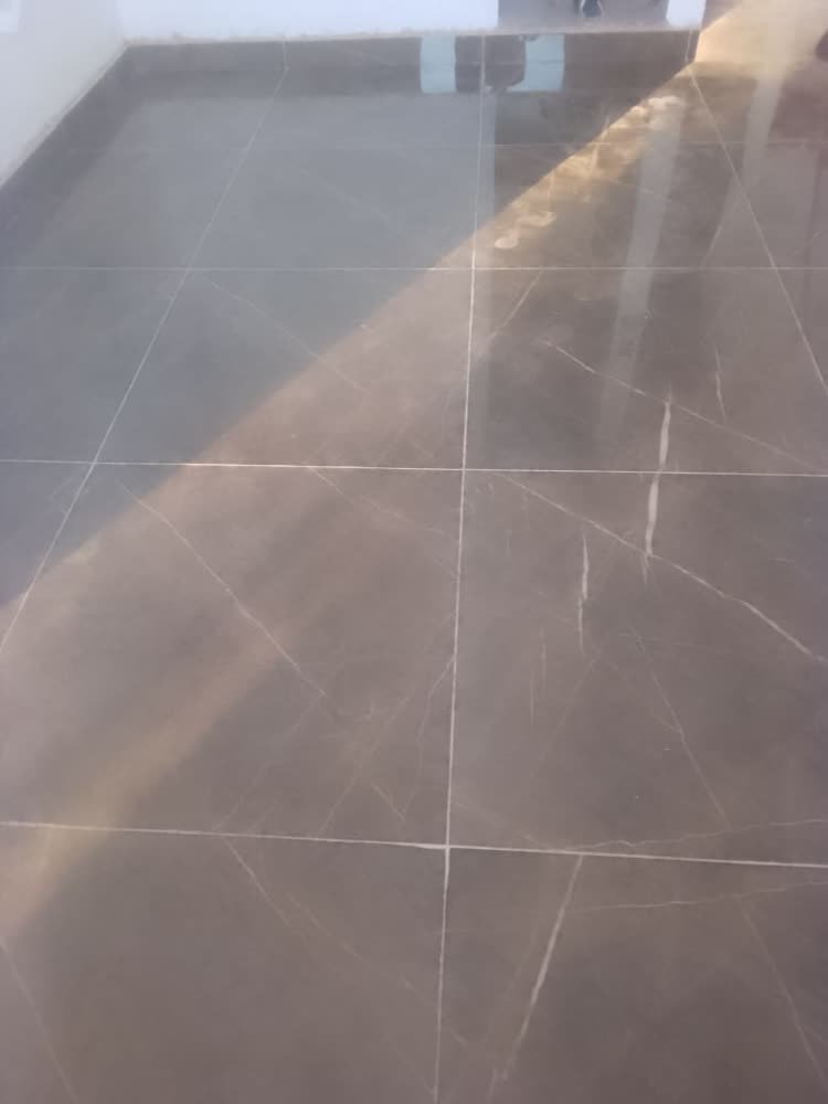 Piso de porcelanato cinza marmorizado assentado